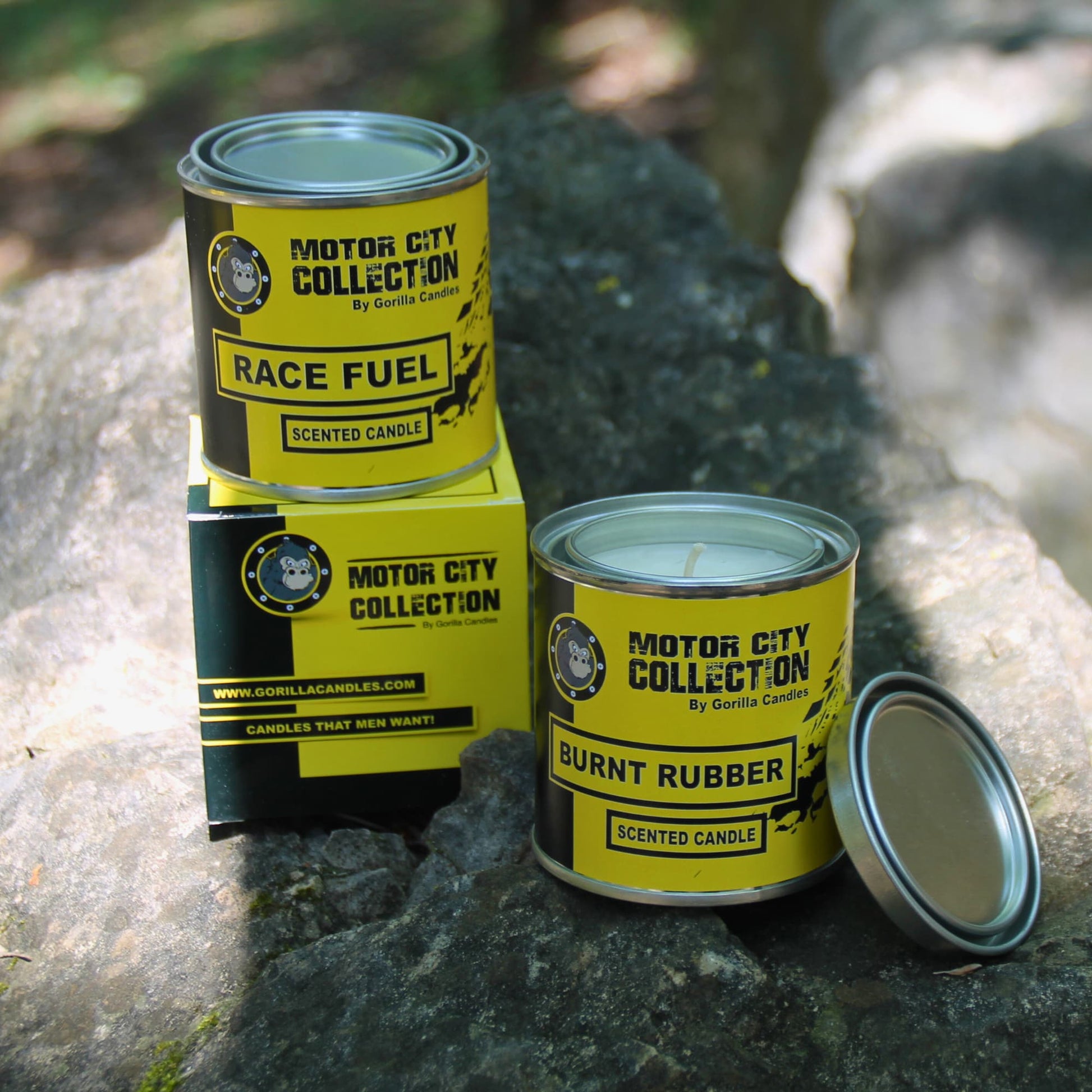 Bougies 230g en cire de soja, parfums pneu brûlé et essence de course, accompagnées de leur packaging assorti.