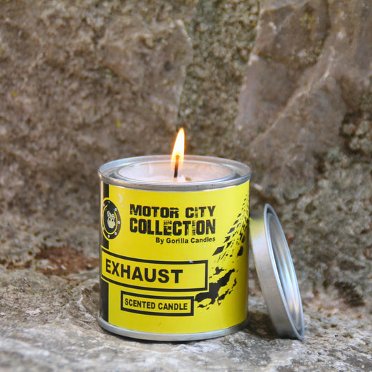 Bougie à la cire de soja parfummée pot d'échappement, allumée. Un cadeau motard parfait