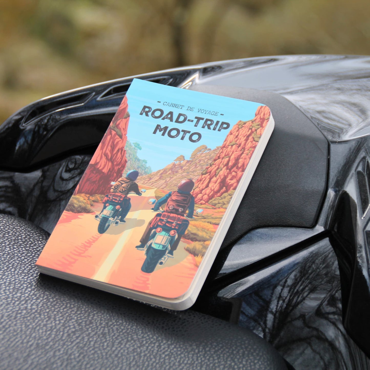 Autre perspective du carnet Road Trip moto fermé, avec un zoom sur les détails de la couverture et la finition.