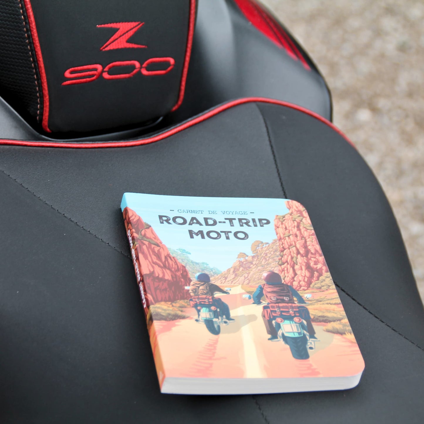 Vue sous un autre angle du carnet de road trip moto fermé, mettant en avant son design et son format facile à emporter partout