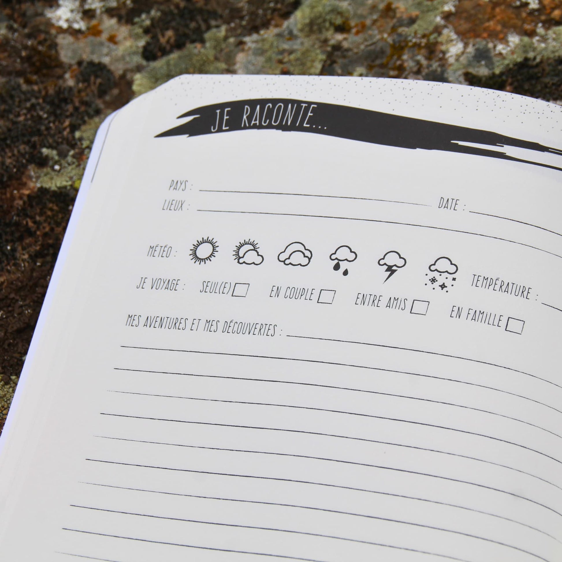 Carnet de voyage ouvert sur la page "Je raconte", un espace vierge prêt à être complété avec des souvenirs et anecdotes de voyage.