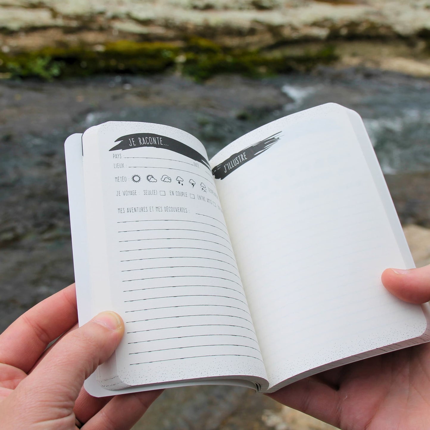 Carnet de voyage ouvert sur une page vierge, prête à être remplie de souvenirs et de notes de voyage.