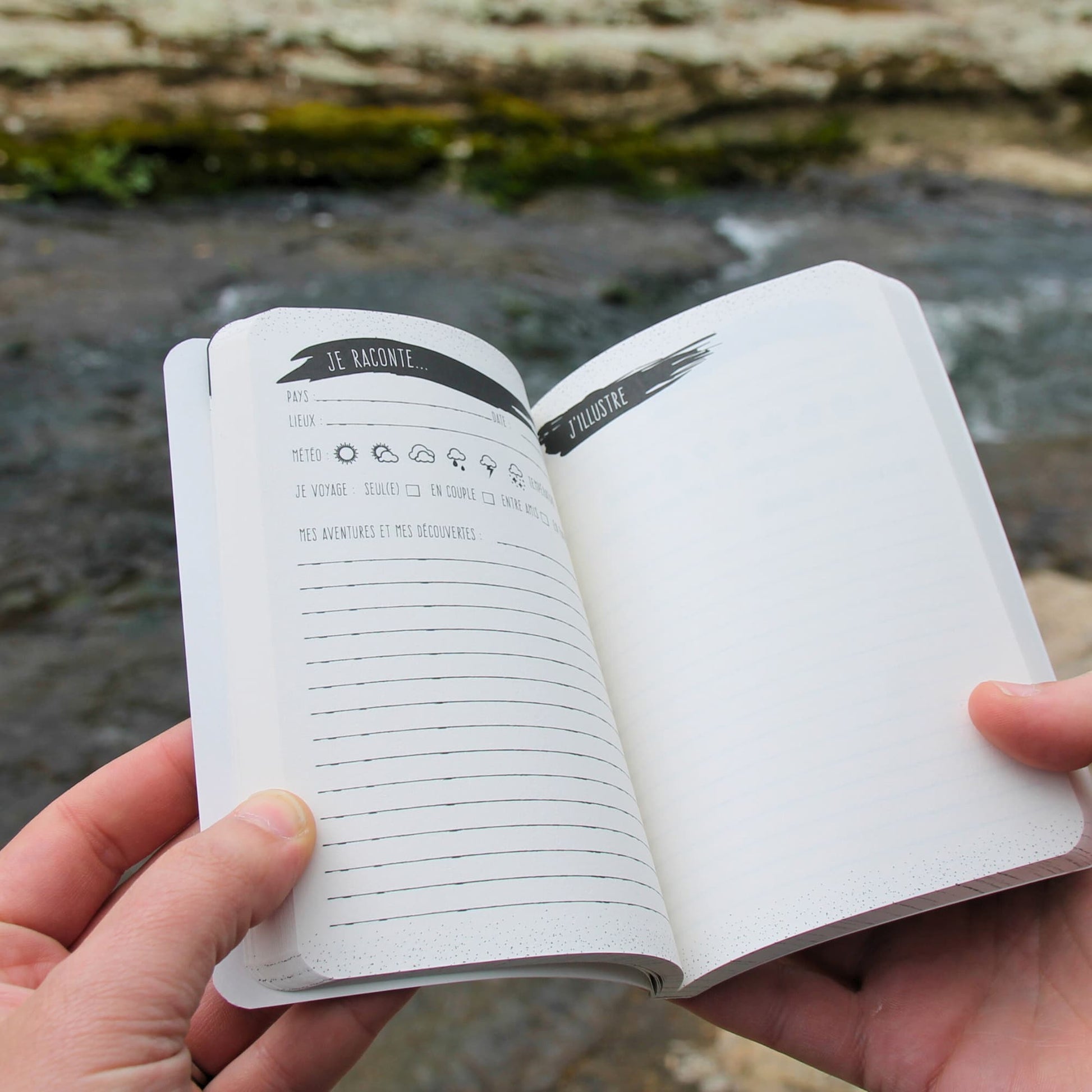 Carnet de voyage ouvert sur une page vierge, prête à être remplie de souvenirs et de notes de voyage.