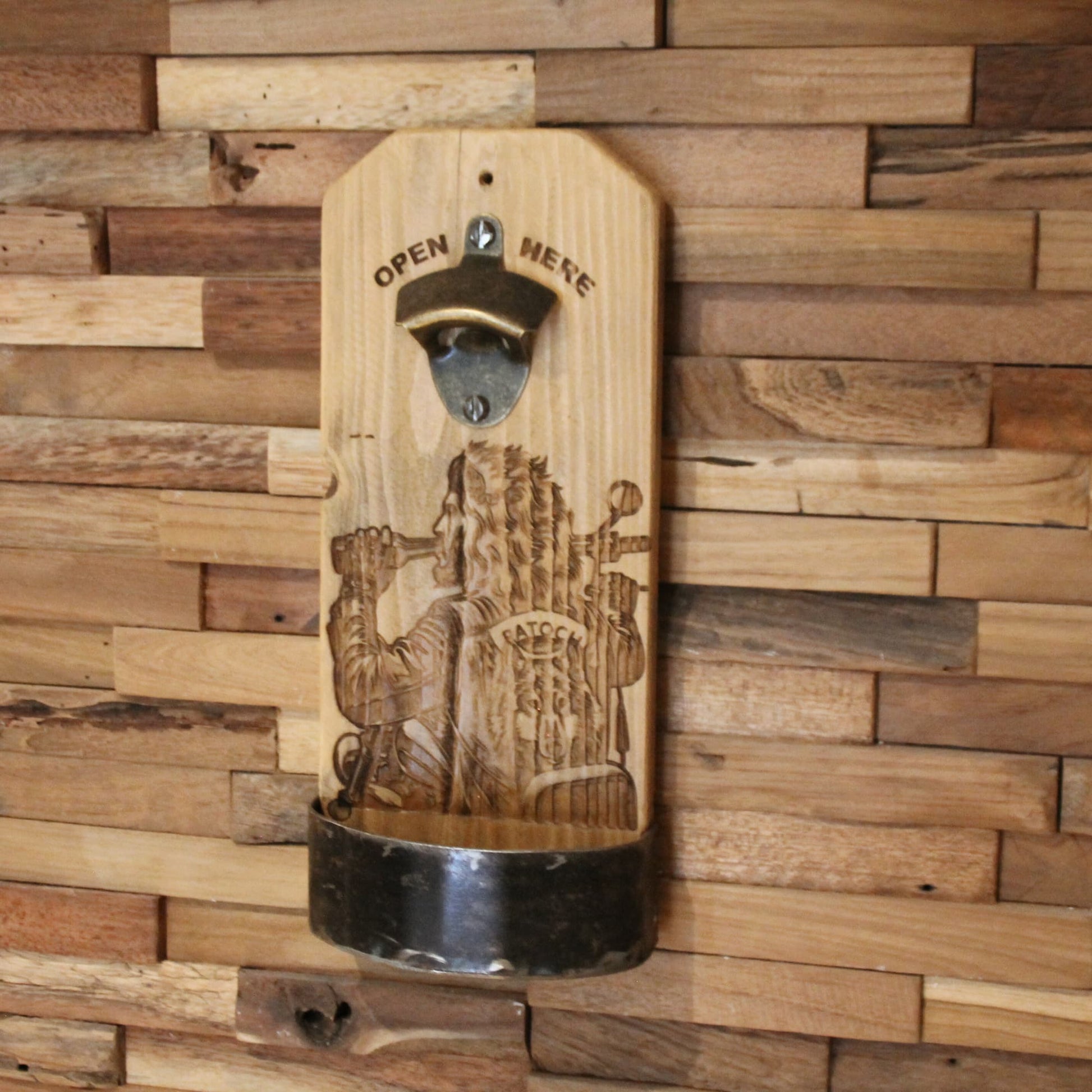 Décapsuleur mural artisanal en bois et métal recyclé. Gravure biker Patoch. Pièce unique