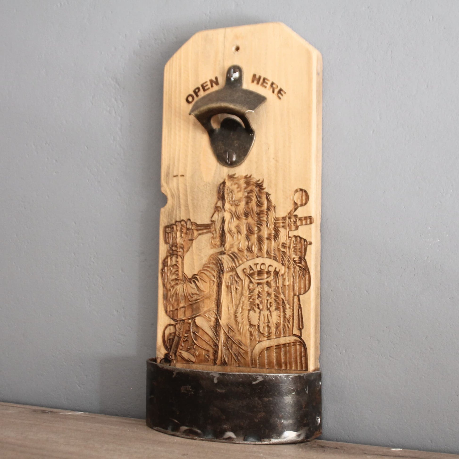 Décapsuleur mural artisanal en bois et métal recyclé. Gravure biker Patoch