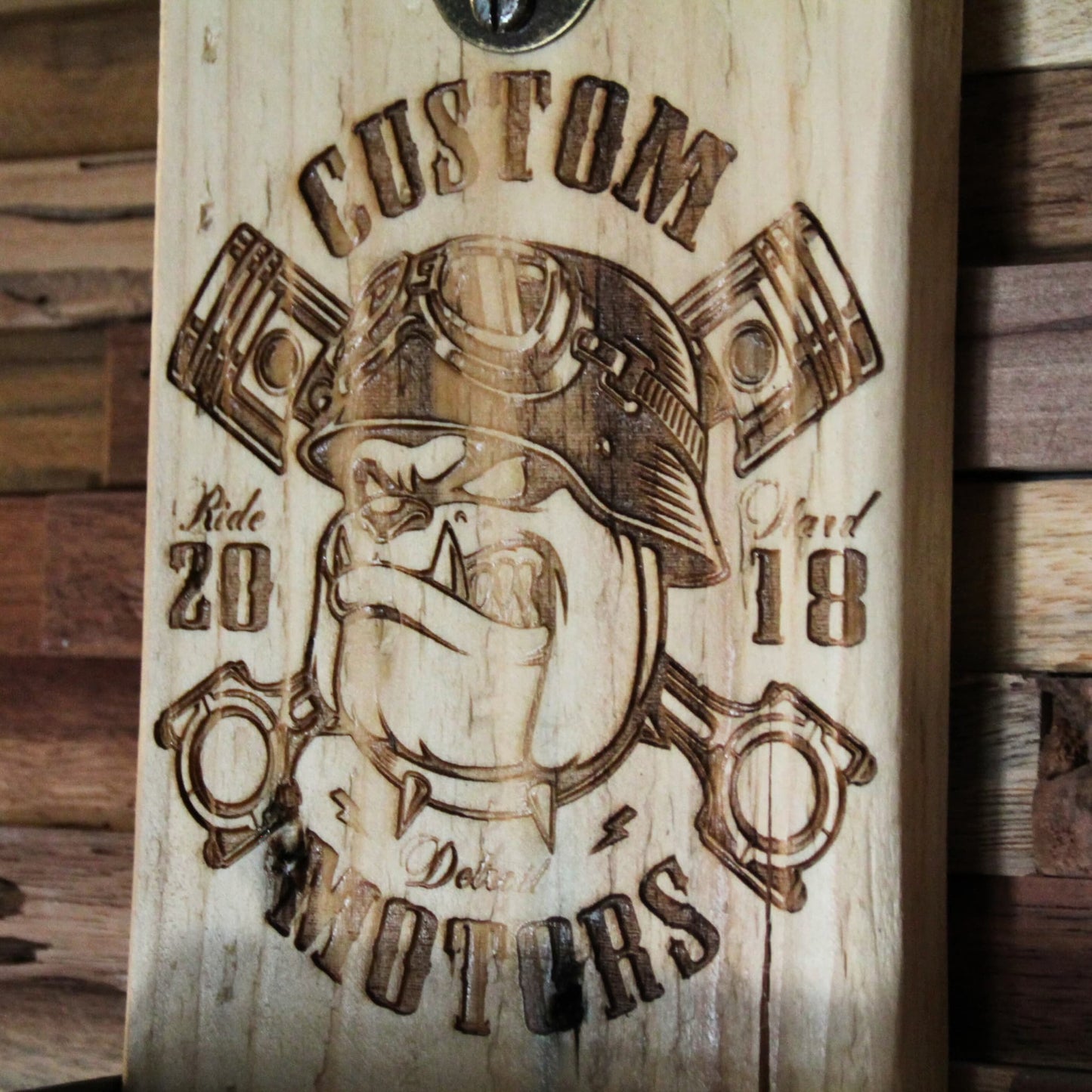 Décapsuleur mural en bois gravé bulldog et pistons – Parfait pour une déco industrielle et moto.