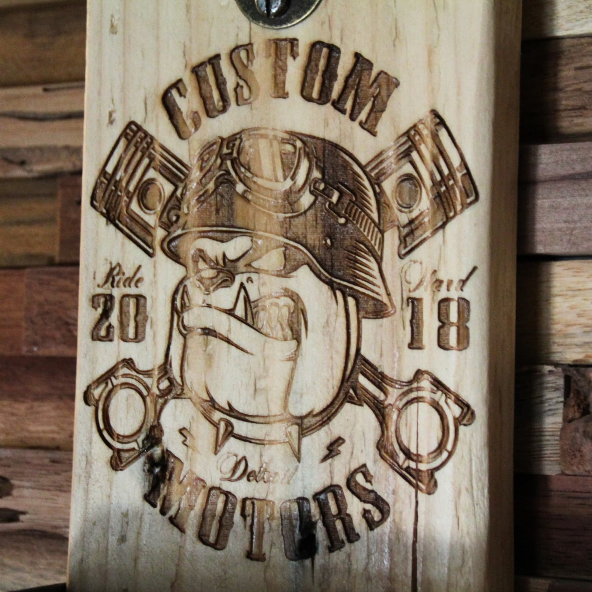 Décapsuleur mural en bois gravé bulldog et pistons – Parfait pour une déco industrielle et moto.