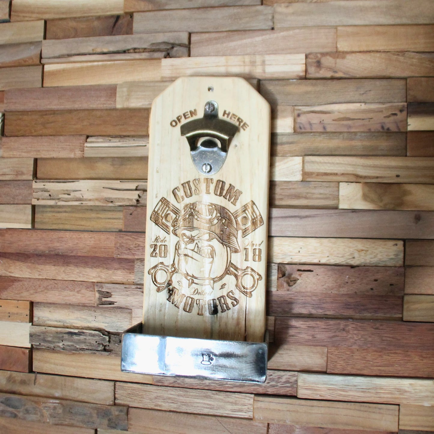 Décapsuleur mural en bois avec gravure bulldog et pistons – Un accessoire pratique et stylé pour les amateurs de motos.