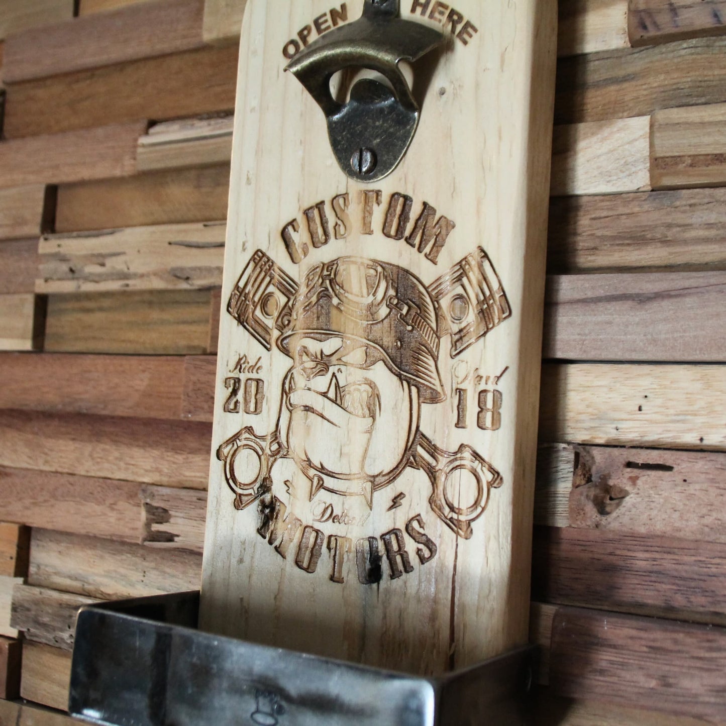 Décapsuleur mural en bois avec gravure d’un bulldog et pistons – Idéal pour un intérieur inspiré de l'univers mécanique et biker.