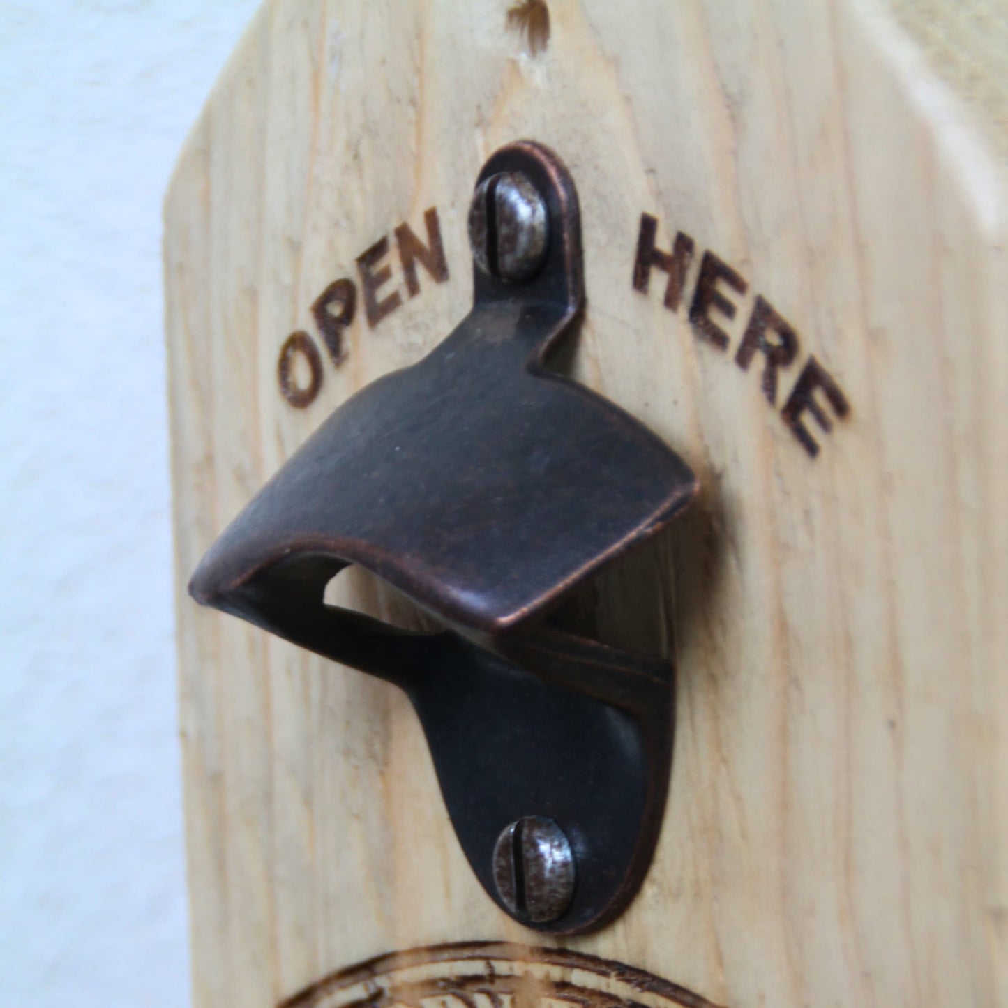 Zoom sur la partie métallique du décapsuleur mural en bois – Détail de la zone métallique pour décapsuler facilement vos bouteilles.