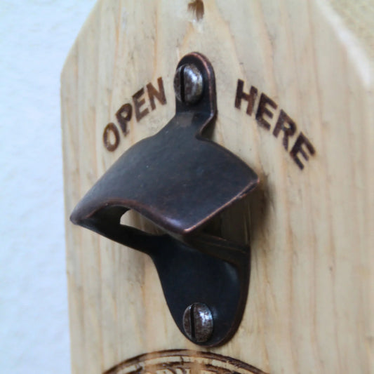 Zoom sur la partie métallique du décapsuleur mural en bois – Détail de la zone métallique pour décapsuler facilement vos bouteilles.