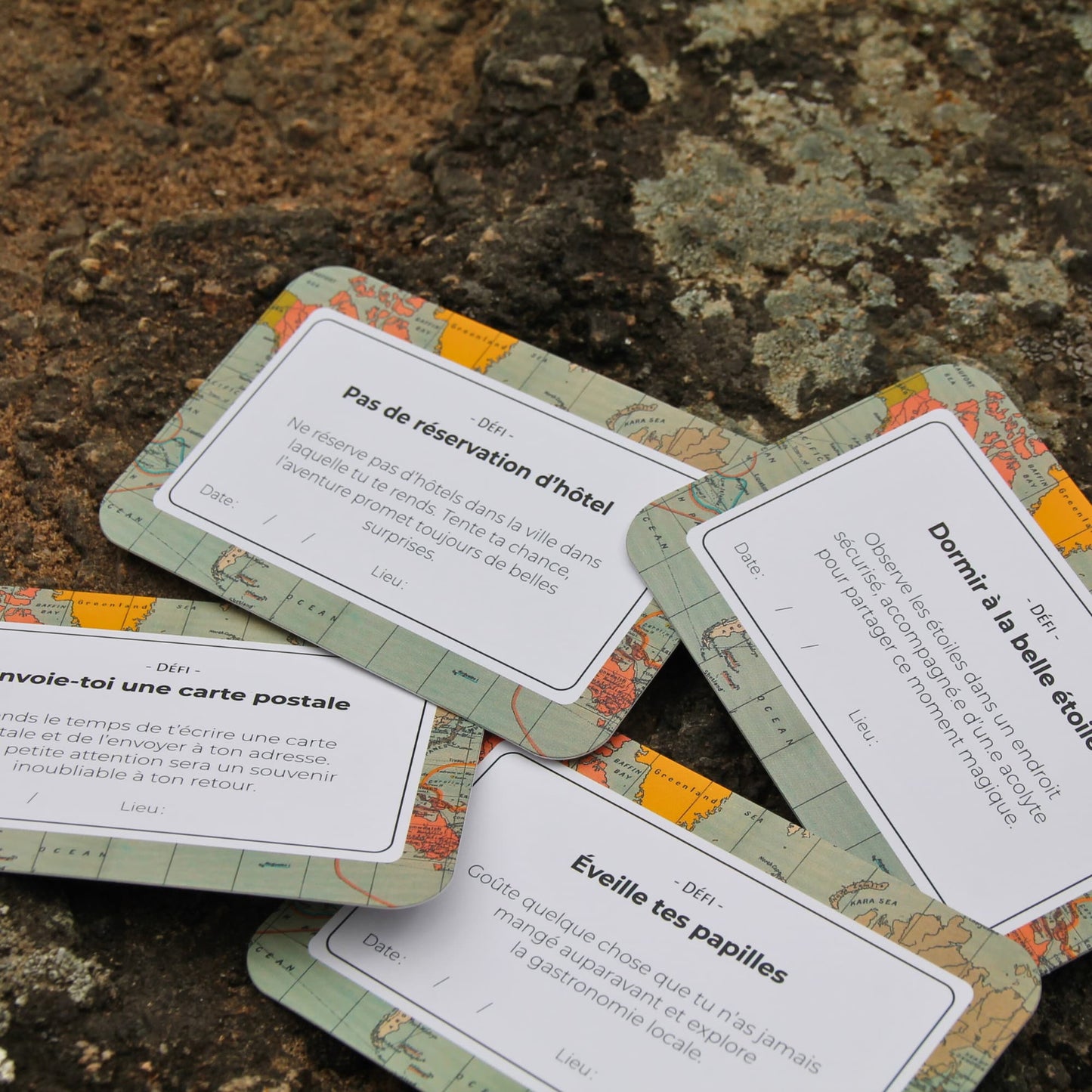 Troisième exemple de cartes défi, encourageant une expérience immersive et originale en voyage.