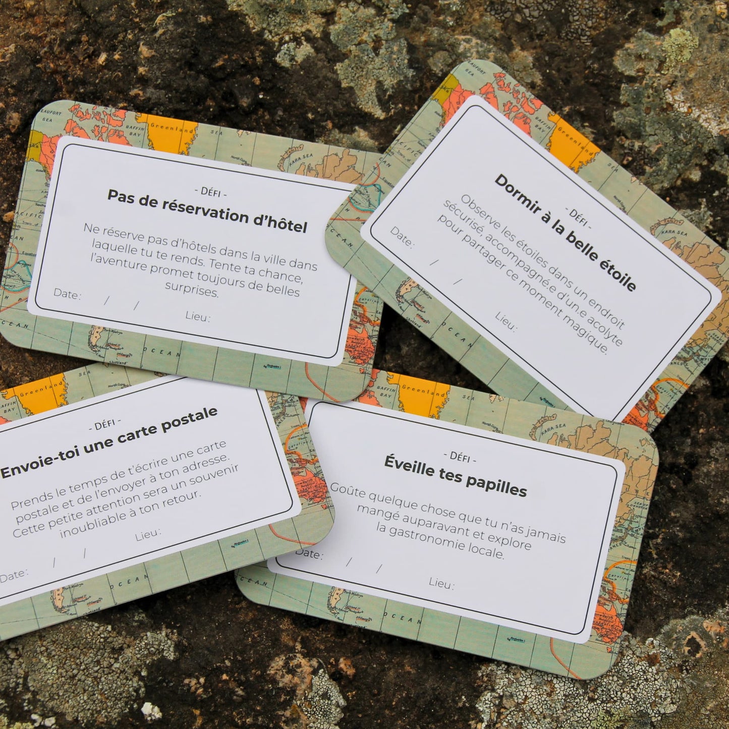Exemple de plusieurs cartes défi du jeu, mettant au défi les voyageurs d’explorer différemment.