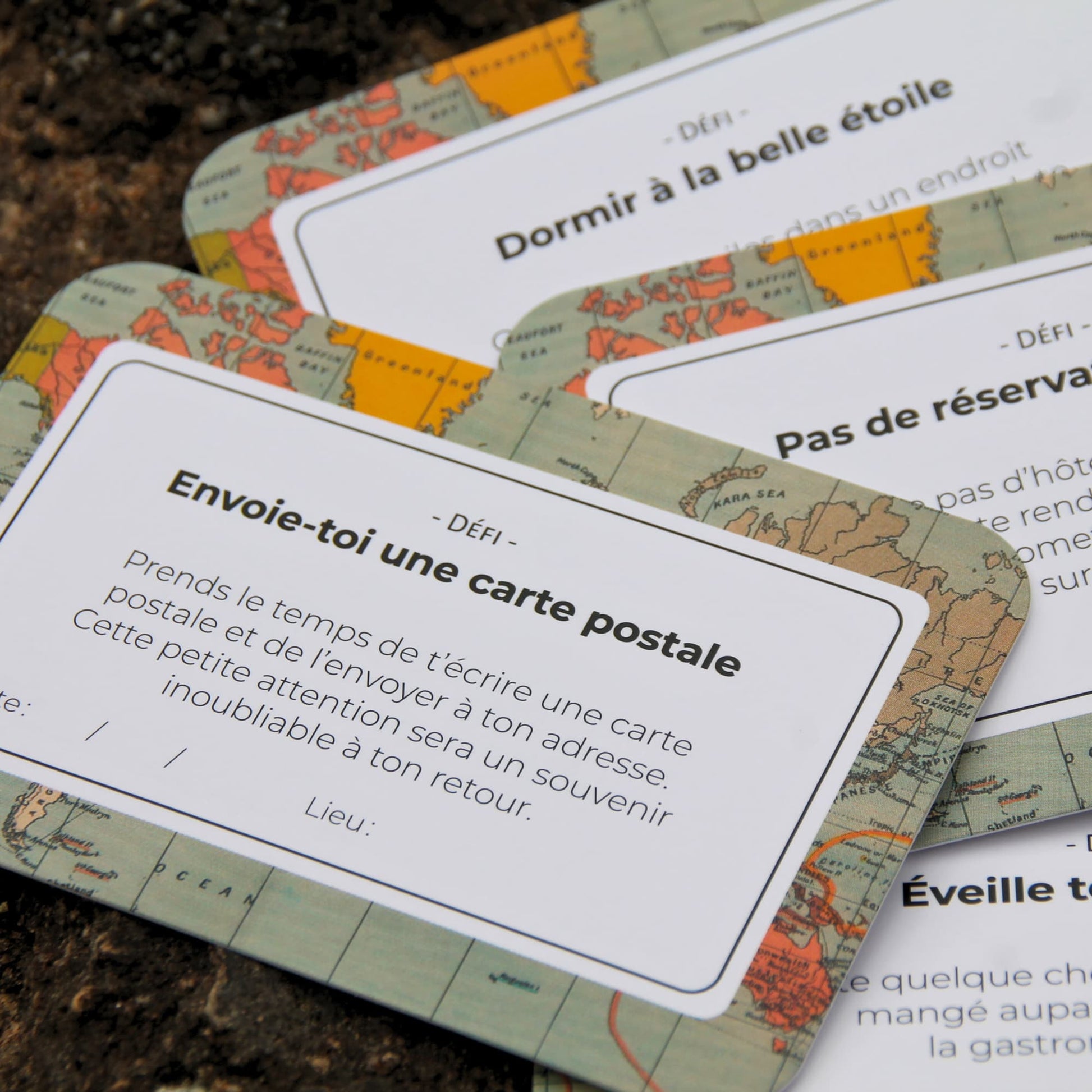 Exemple d’une carte défi du jeu, proposant un challenge amusant à relever en voyage.