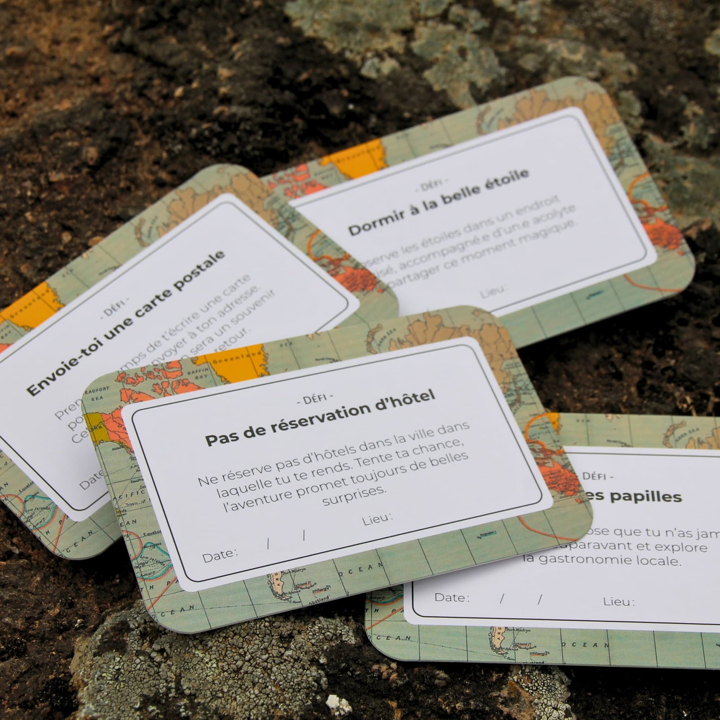 Exemple de carte défi du jeu, incitant les joueurs à sortir de leur zone de confort en voyage.