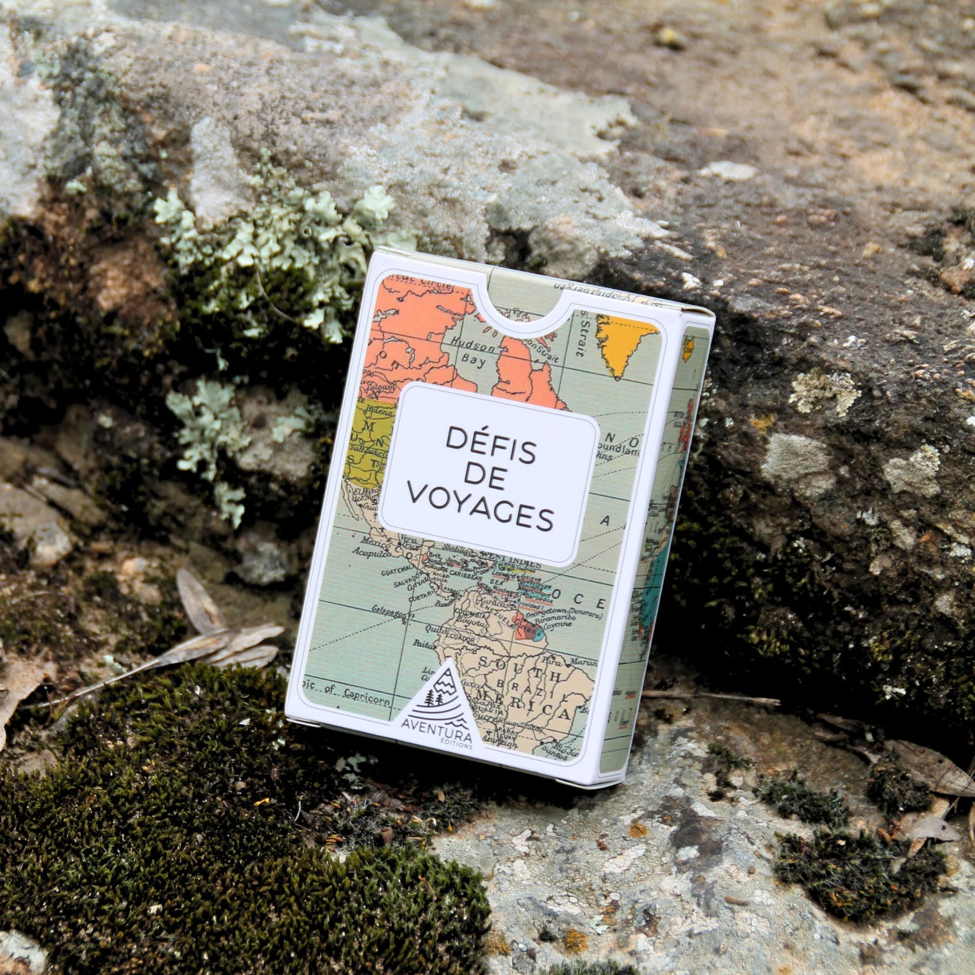 Vue sous un autre angle du paquet de cartes "Défis de Voyage", mettant en avant son format compact et pratique.