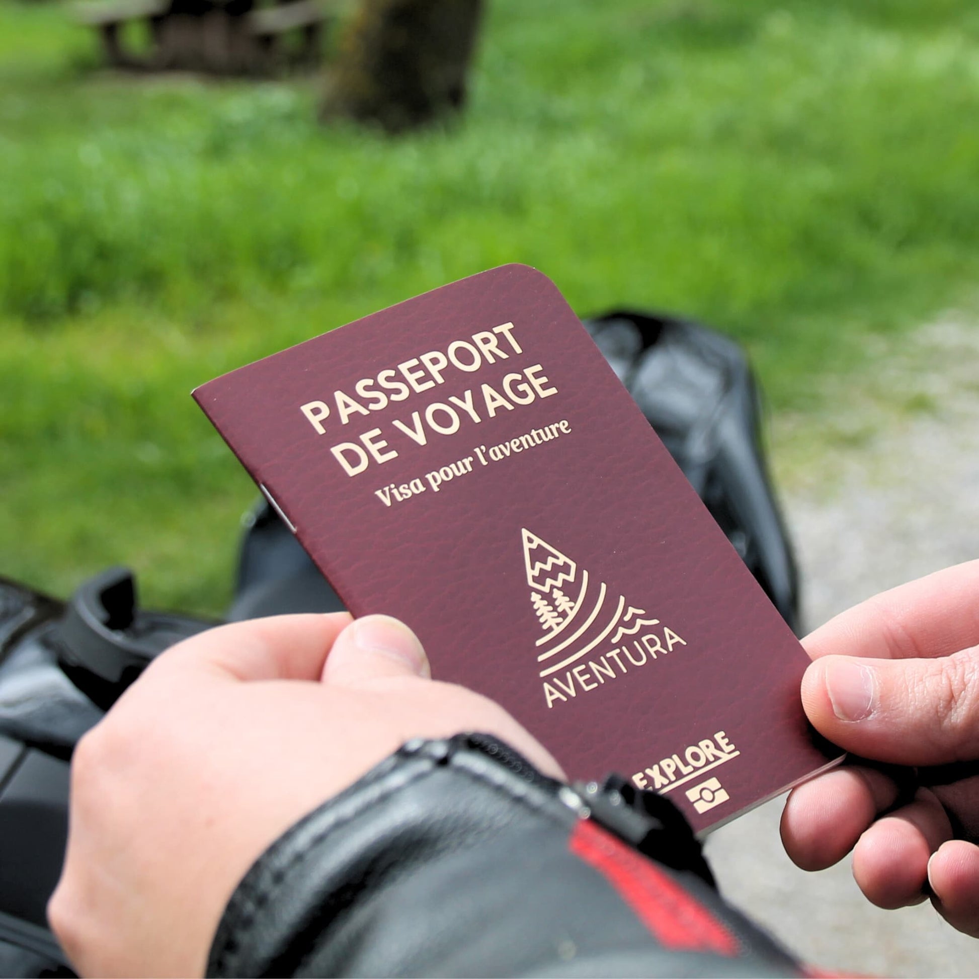 Passeport du voyageur fermé, montrant la couverture avec un design inspirant pour consigner ses souvenirs de voyage.