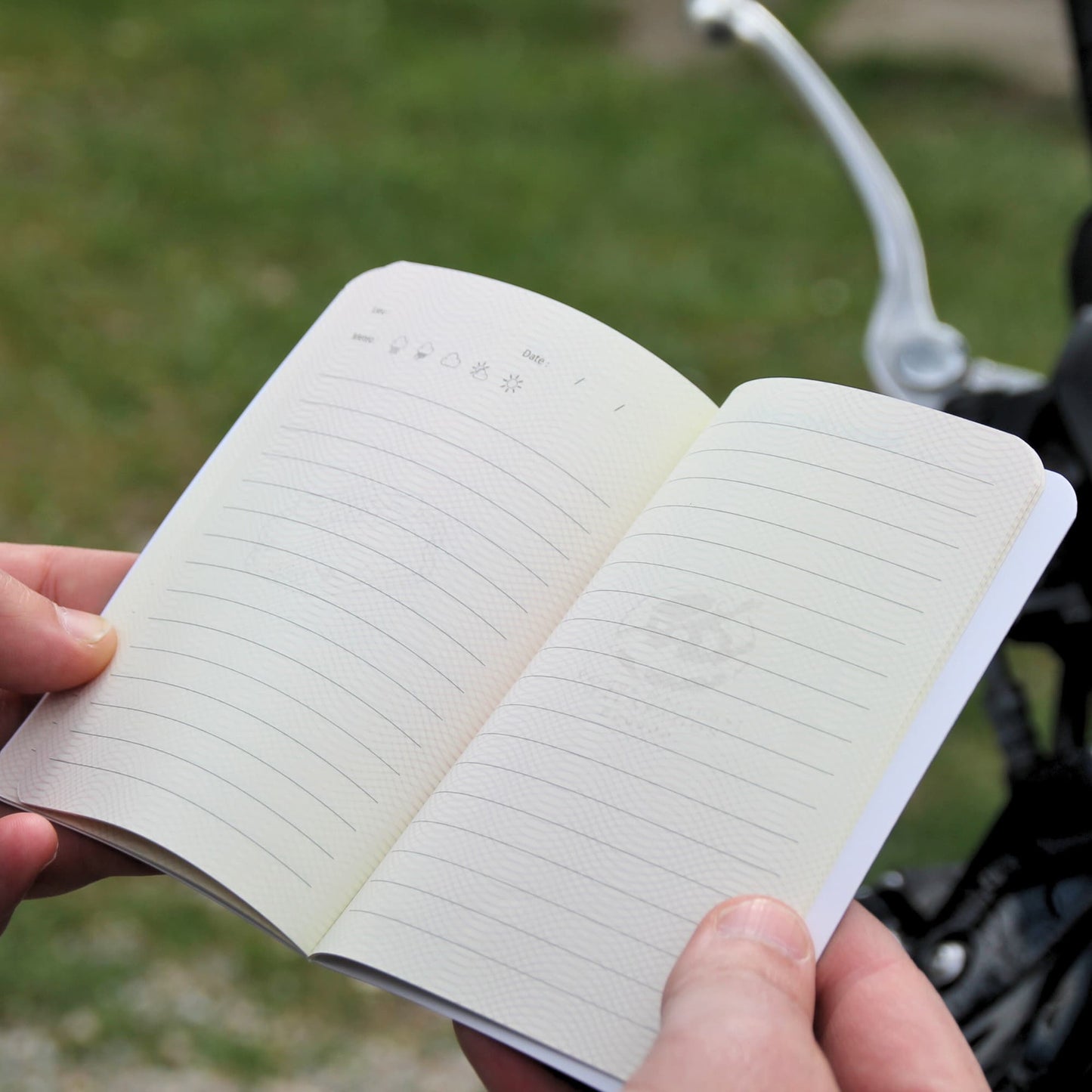 Passeport du voyageur ouvert, montrant un exemple de pages vierges à remplir