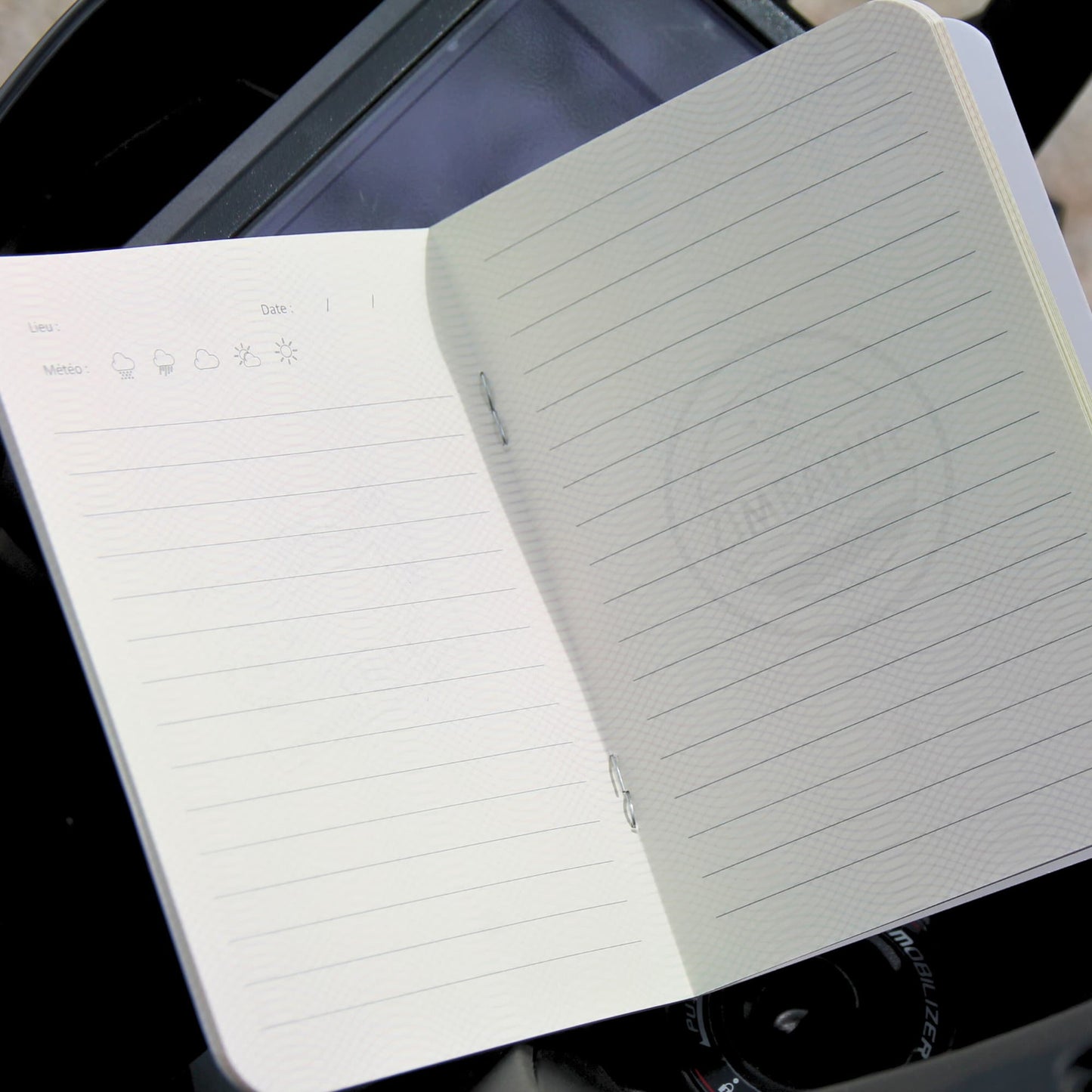 Passeport du voyageur ouvert, avec des pages vierges prêtes à être remplies de souvenirs et d’anecdotes de voyage.