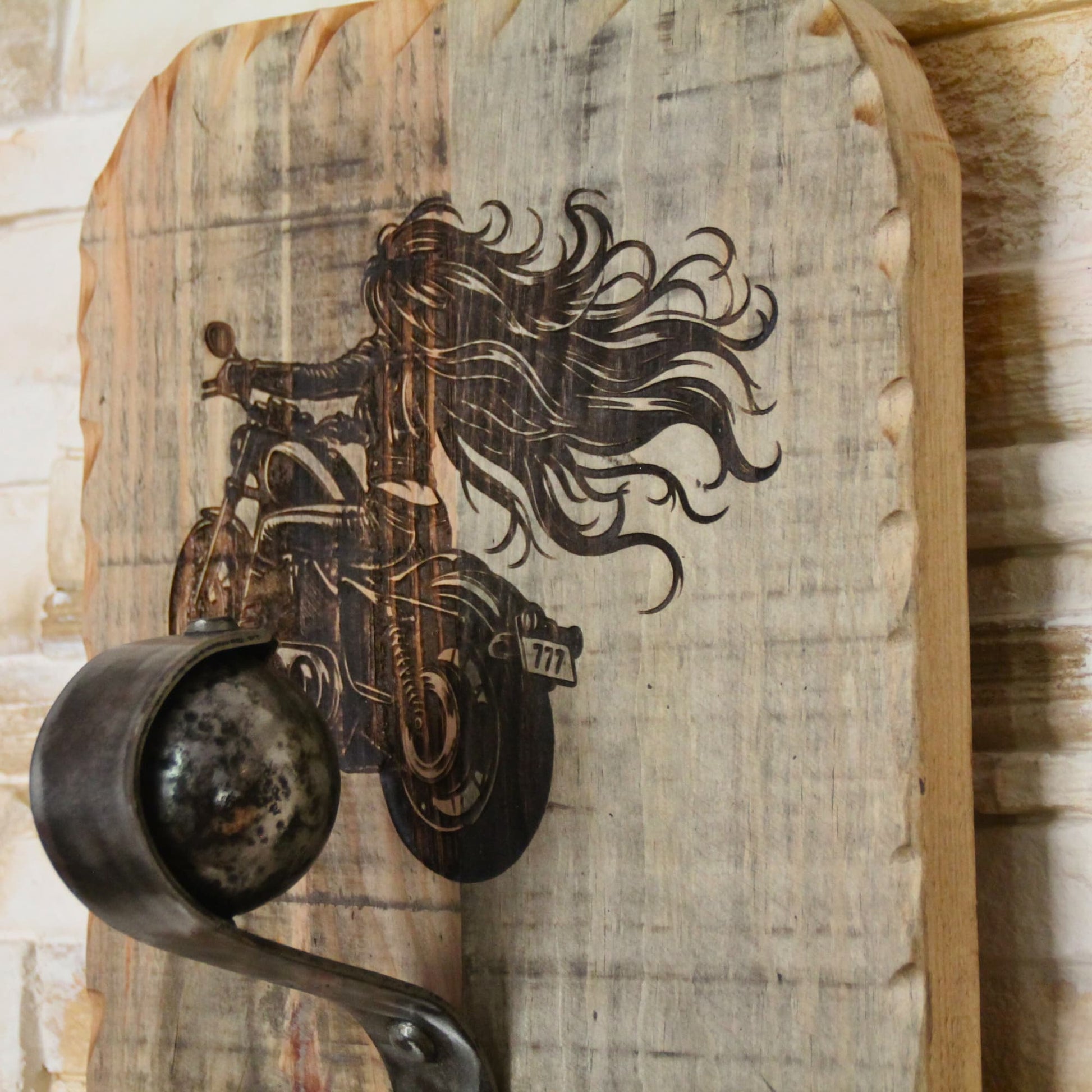 Support de casque moto gravé motarde en bois et métal recyclé avec boule de pétanque pour poser son casque.