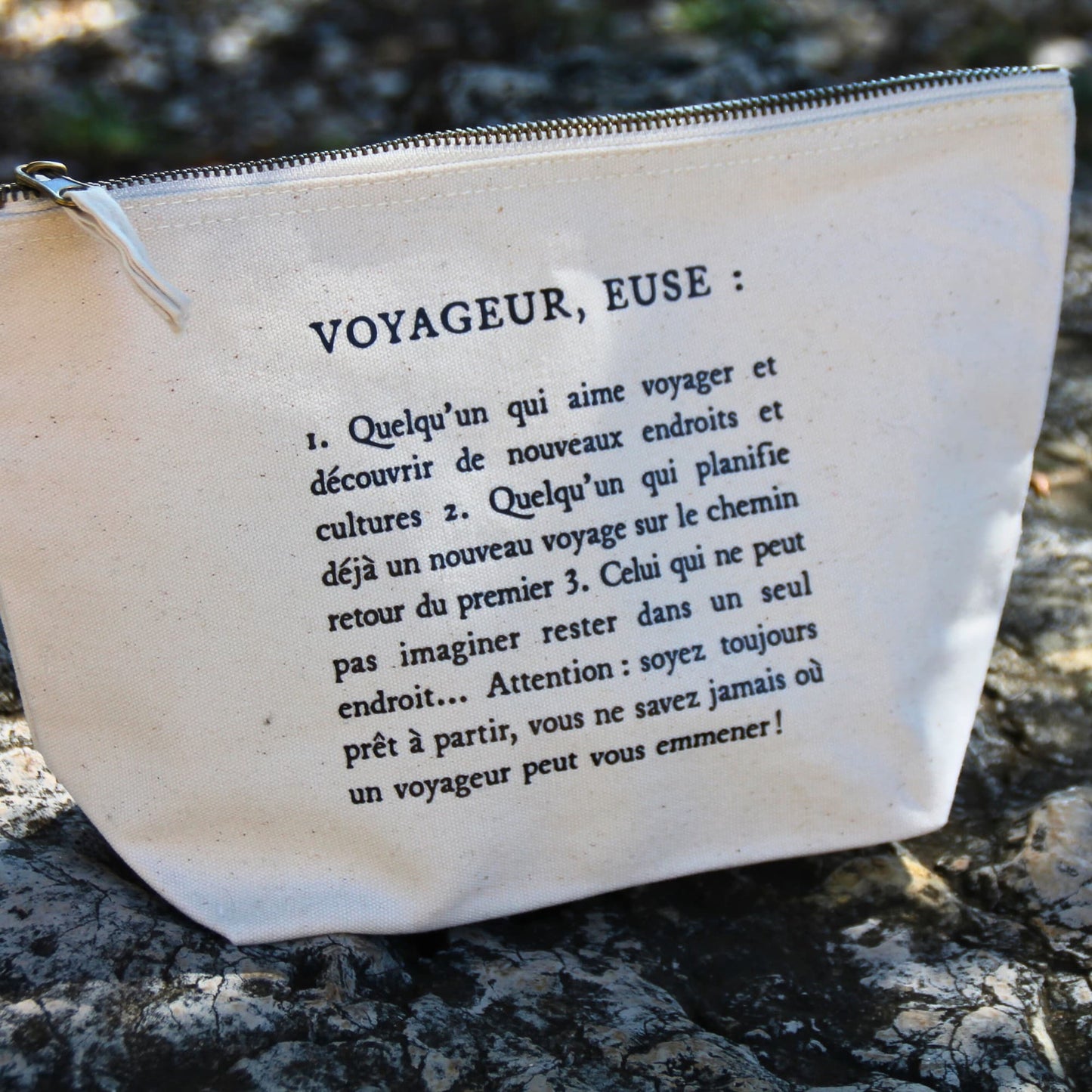Petite pochette de voyage en coton pour ranger clés, papiers et accessoires. La définition de Voyageur(euse) dessus symbolise parfaitement la passion pour les voyages, ou roadtrip à moto