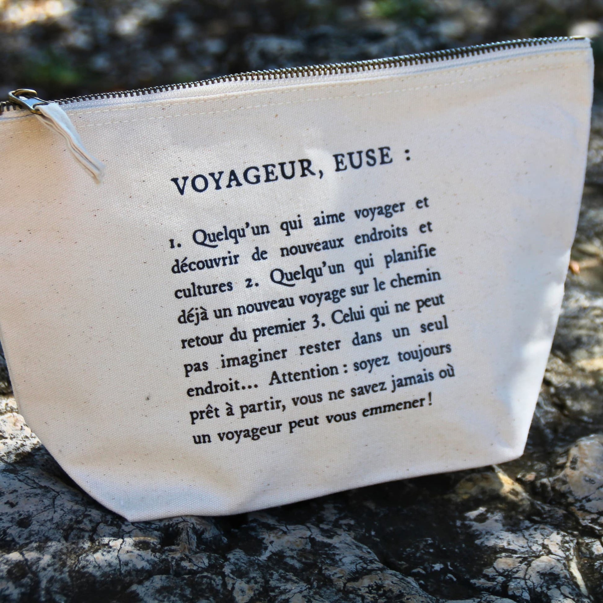 Petite pochette de voyage en coton pour ranger clés, papiers et accessoires. La définition de Voyageur(euse) dessus symbolise parfaitement la passion pour les voyages, ou roadtrip à moto