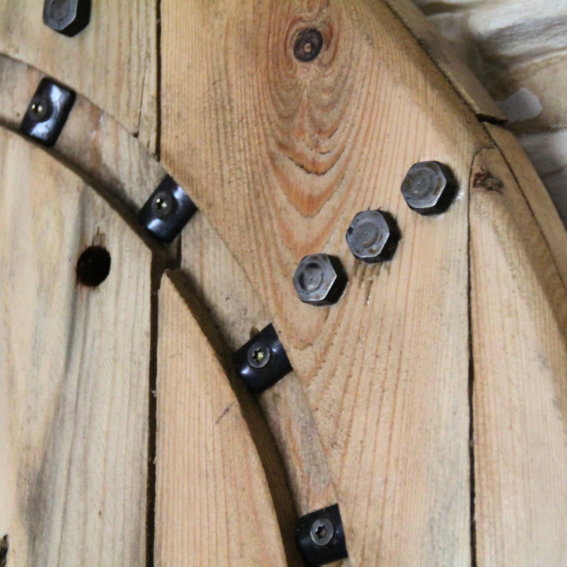 Horloge en bois et boulons recyclés. Piece unique