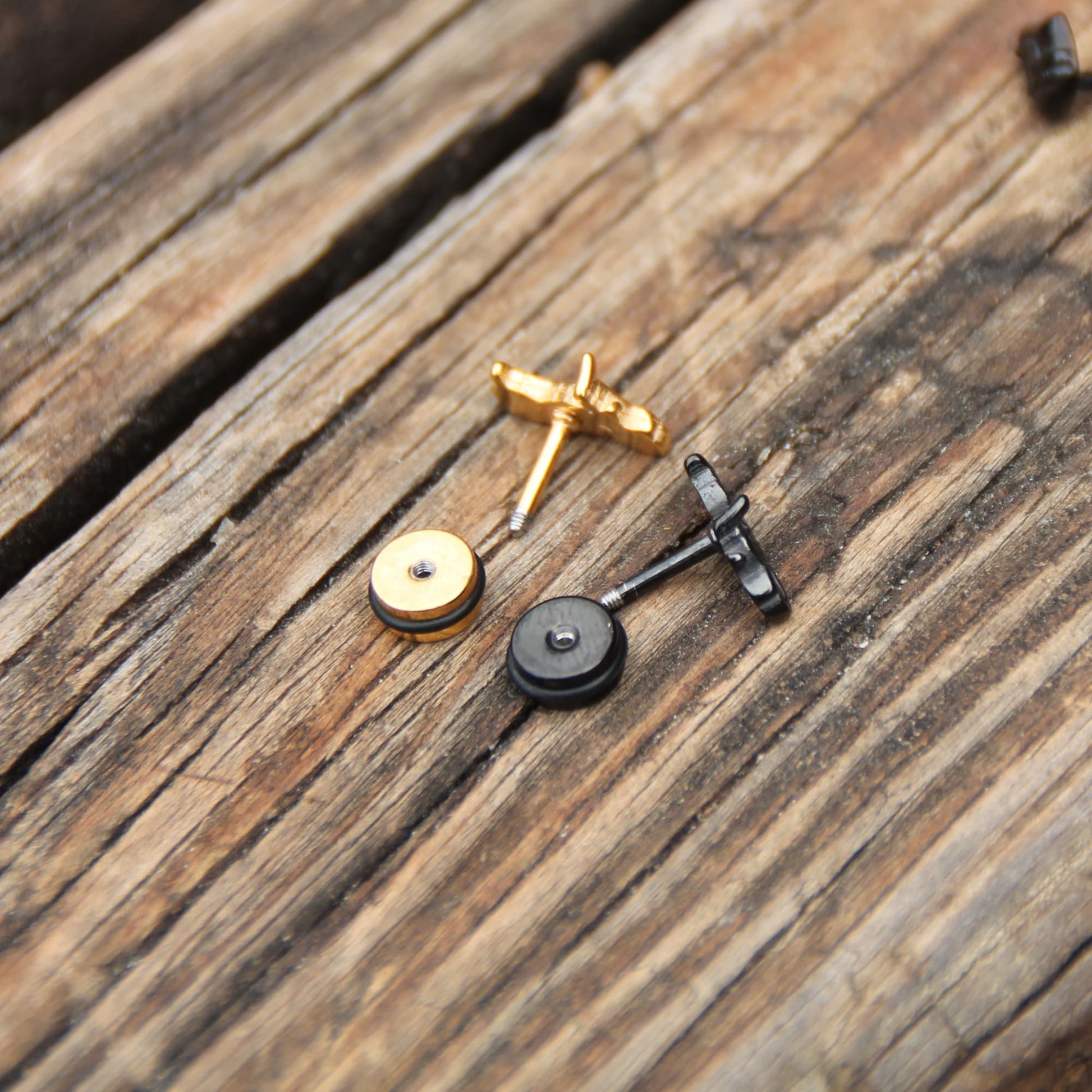 Zoom sur le système d'attache à visser des boucles d'oreilles spéciales casque.