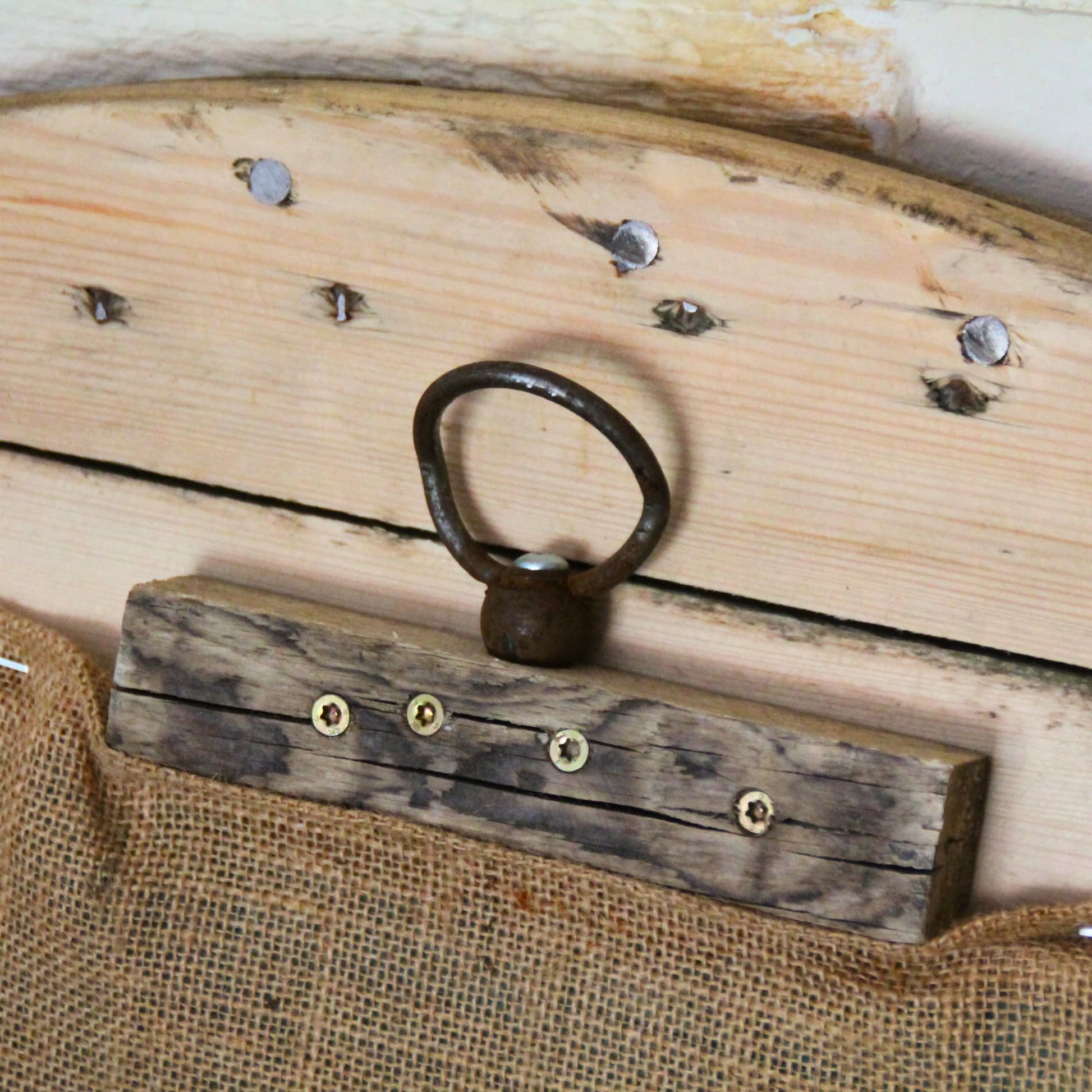 Attache murale du Miroir en bois recyclé et métal, fait à la main.