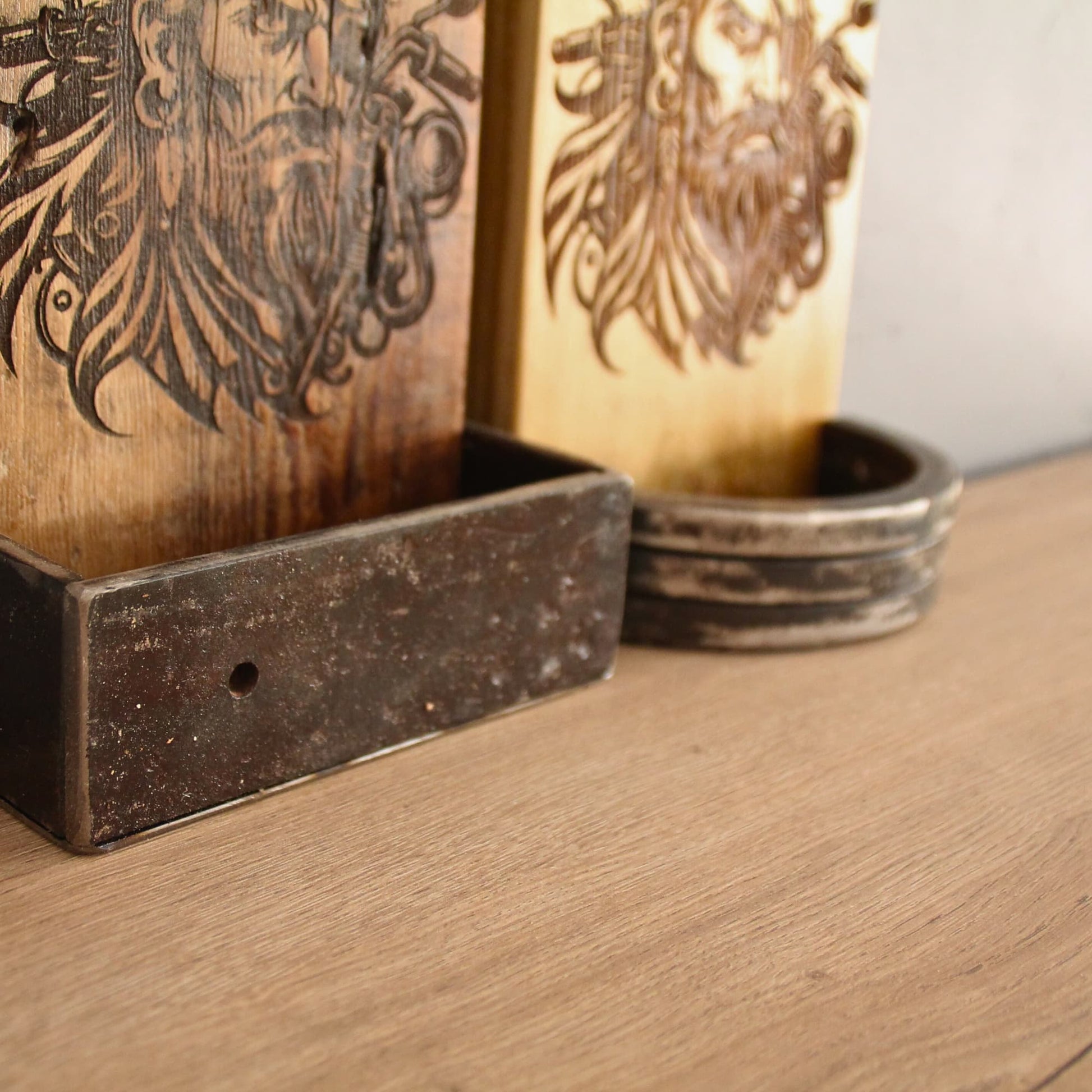 Décapsuleurs en bois faits à la main. Gravure pirate biker.  Pièces uniques