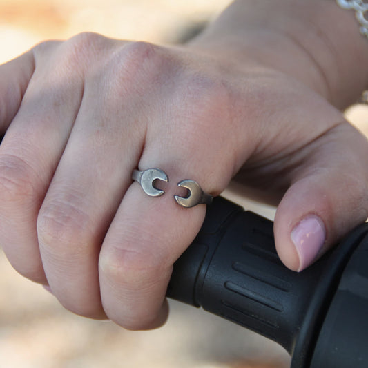 Bague de la marque Rouille, fait en Italie, en acier inoxydable. La bague représente deux clés. Idéal pour fan de mécanique ou de moto !