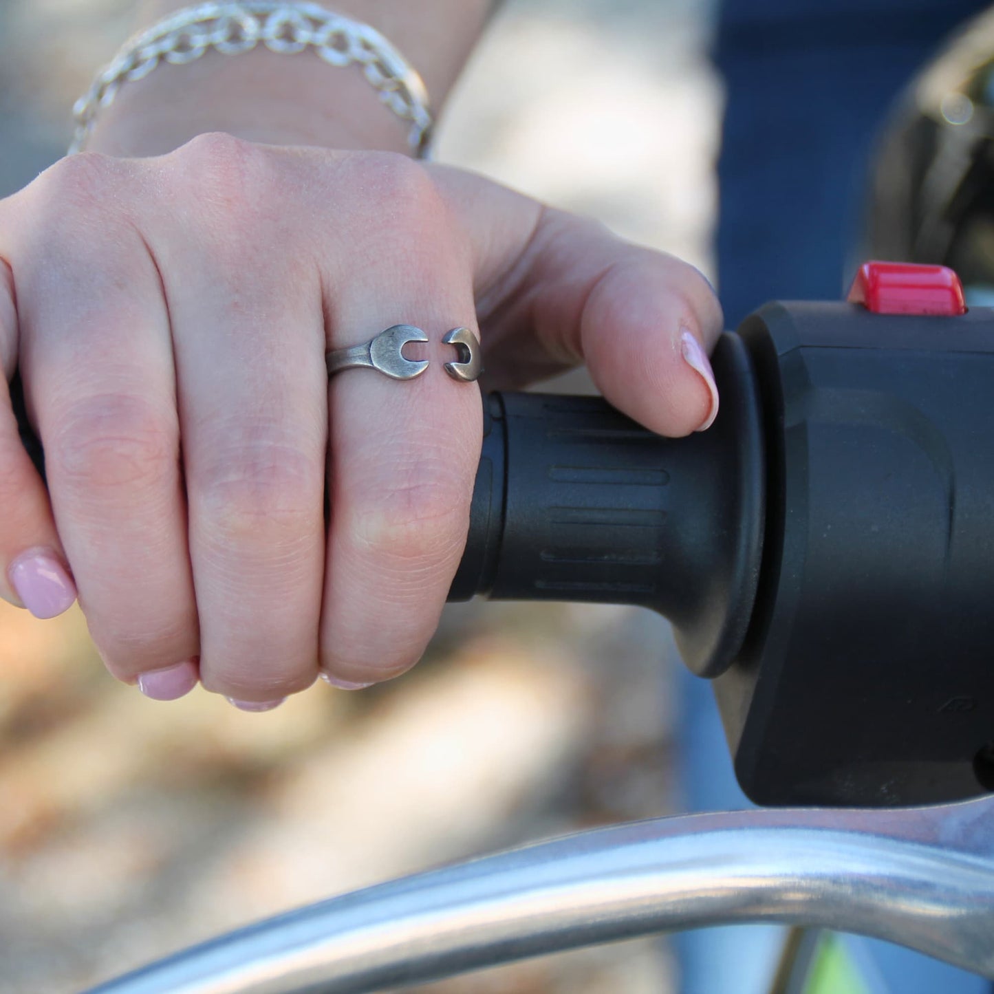 Bague pour femme (ou homme) en acier inoxydable, de la marque italienne Rouille. La représentation de clés plates est originale et parfaite pour des fan de mécanique !