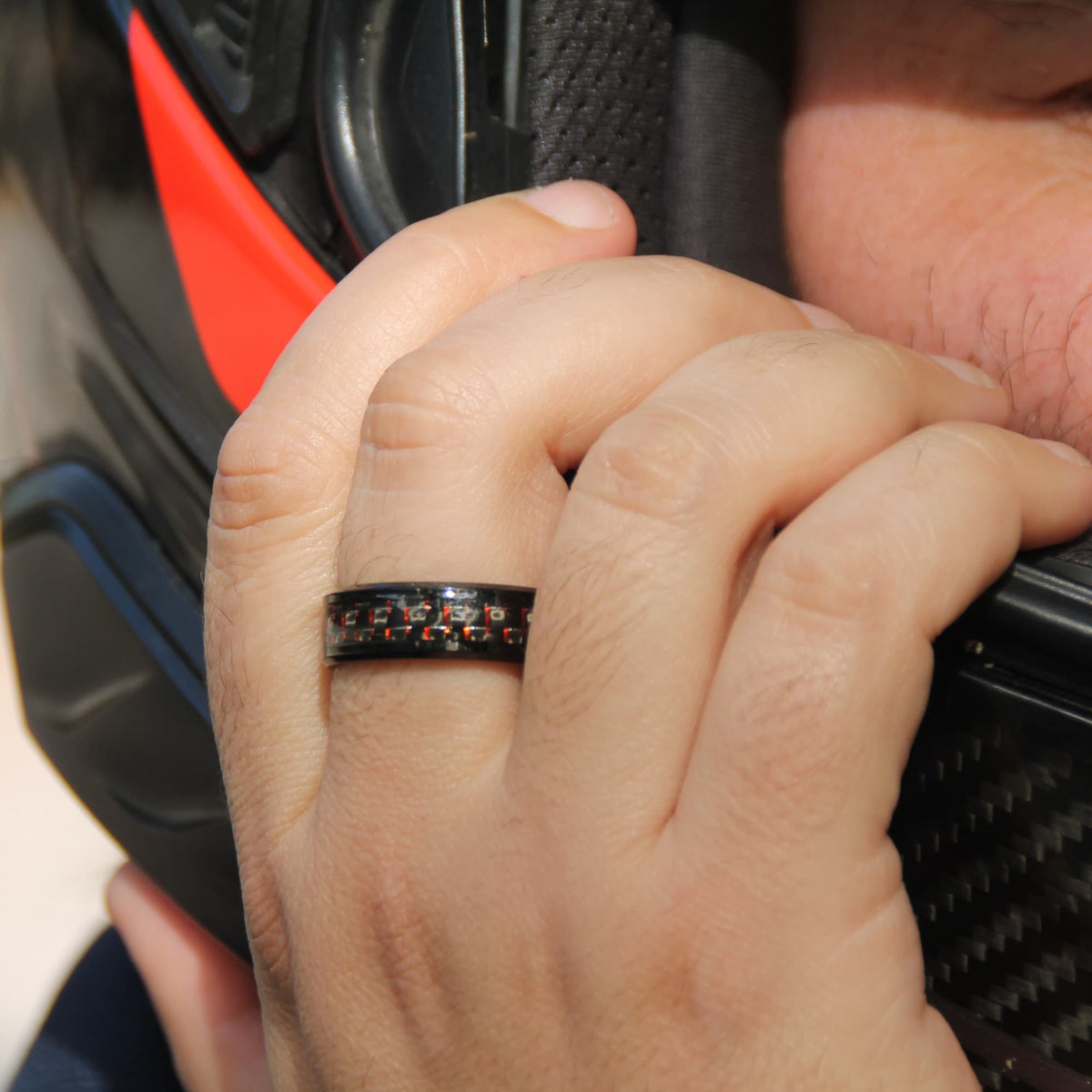 Bague motard en acier inox noir et fibre de carbone rouge assortie au casque moto