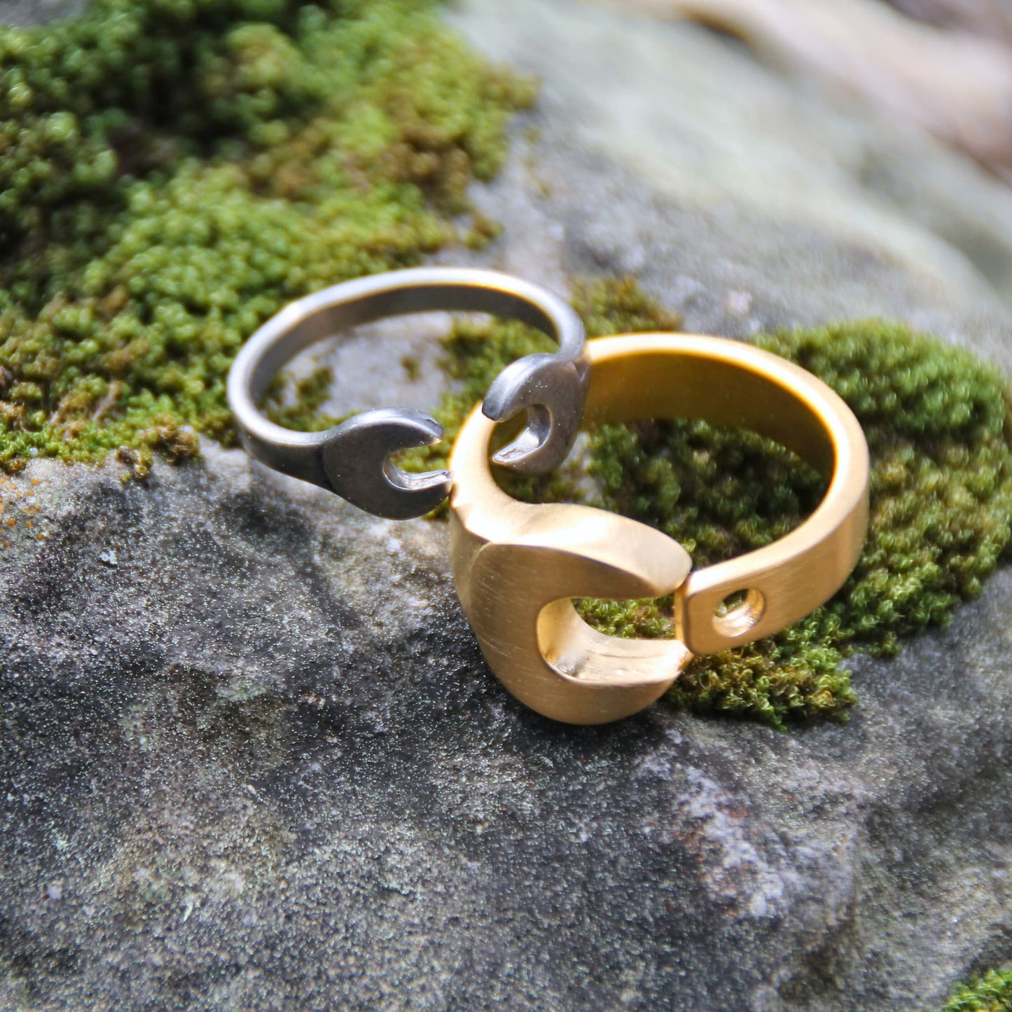 Bagues en acier inoxydable de la marque italienne Rouille. Design en forme de clés à molette et double clé plate.