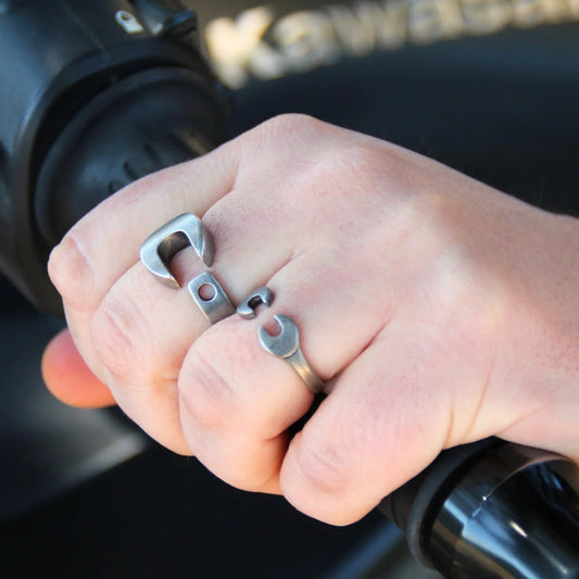 Bague de la marque Rouille, fait en Italie, en acier inoxydable représentant des clés plates. Pour hommes ou femmes.