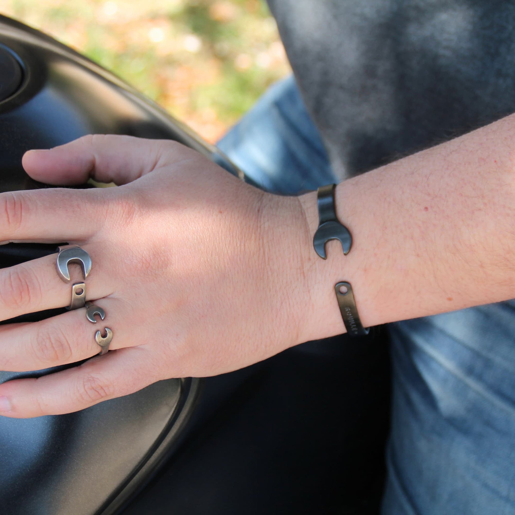 Bagues et bracelet jonc en acier inoxydable argenté de la marque italienne Rouille. Leur design en clé plate en font des accessoires audacieux et originaux.