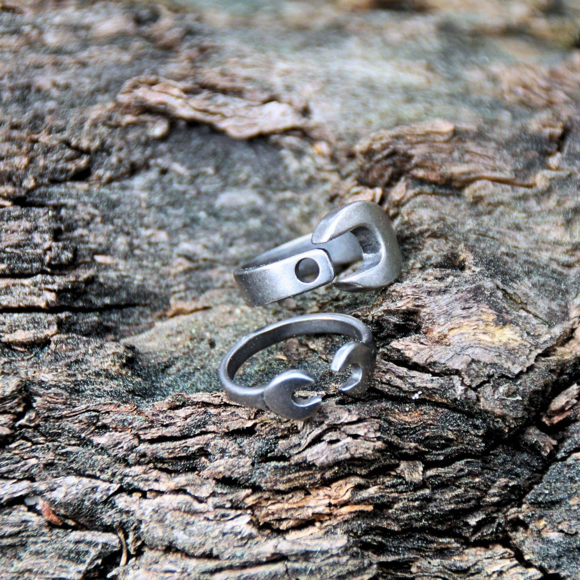 Bague en acier inoxydable argenté de la marque italienne Rouille. Le design en clé plate en fait un accessoire audacieux