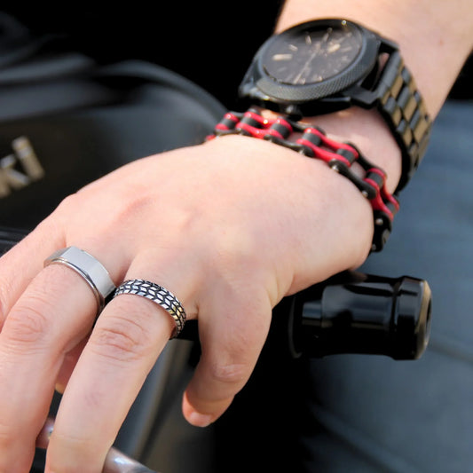 Bijoux pour motard en acier inoxydable. Bagues pneu, boulon et bracelet chaine.