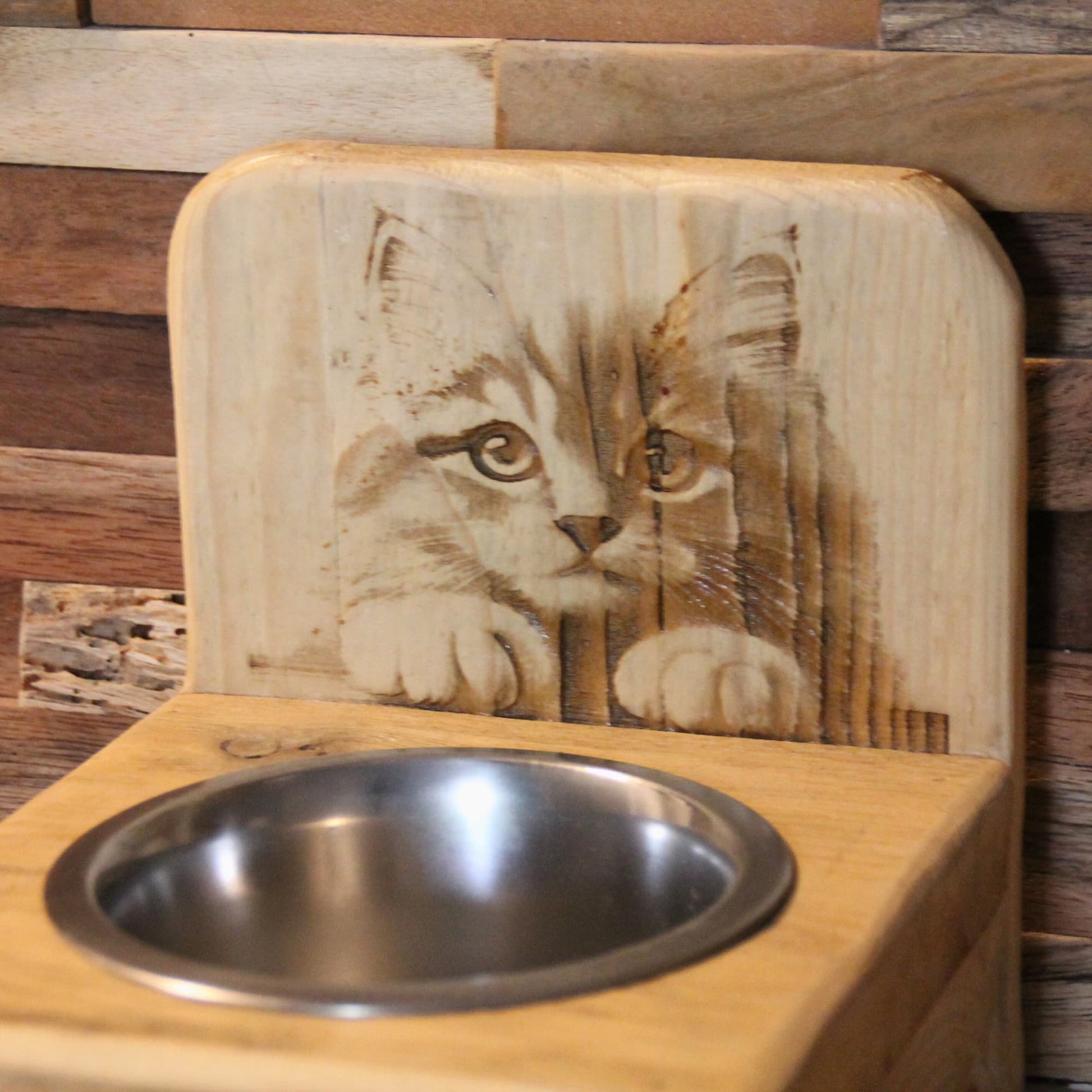 Cat's bar avec gamelle incluse gravé d'un chat à poils longs