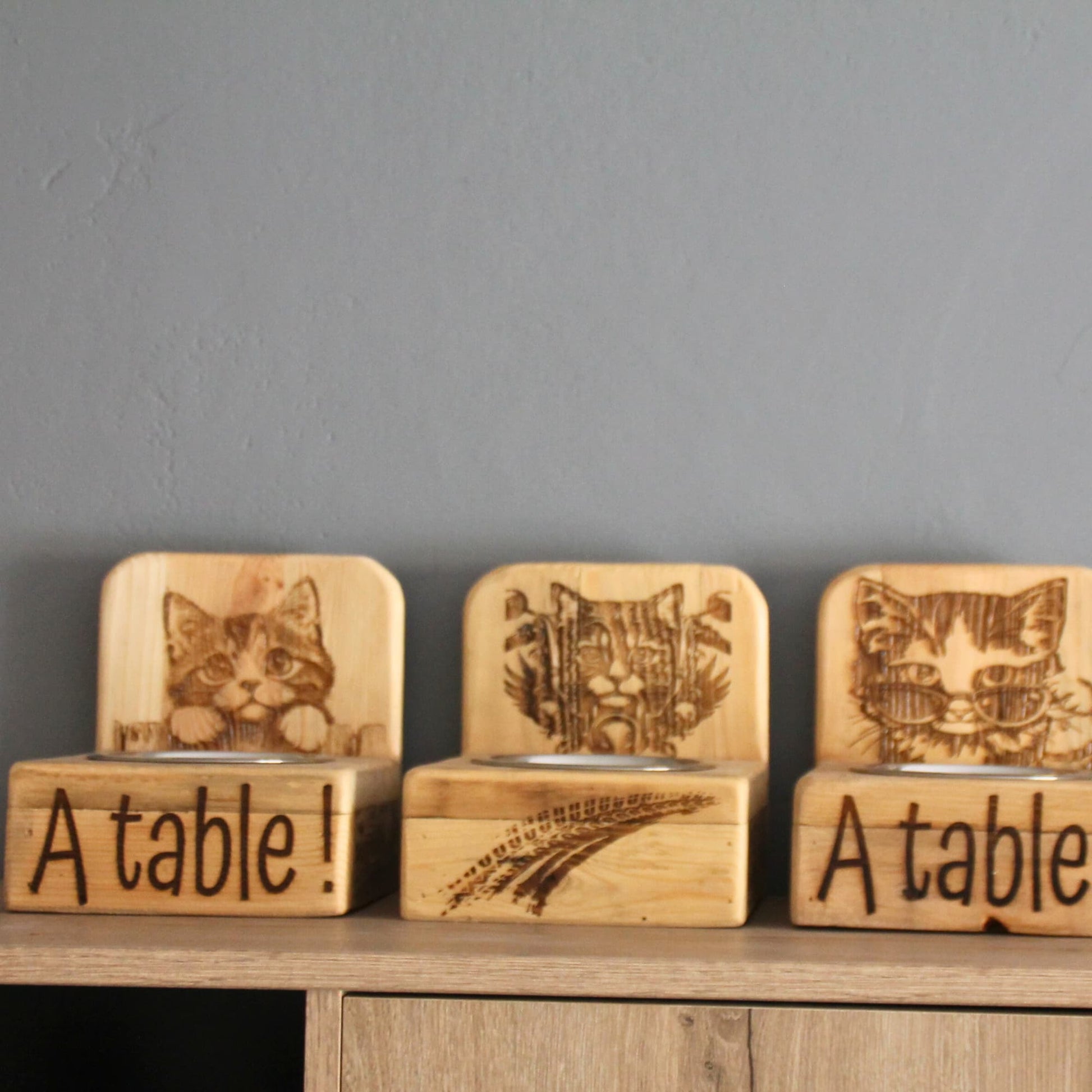 Trois Cat's bar en bois recyclé avec gamelle incluse, gravés