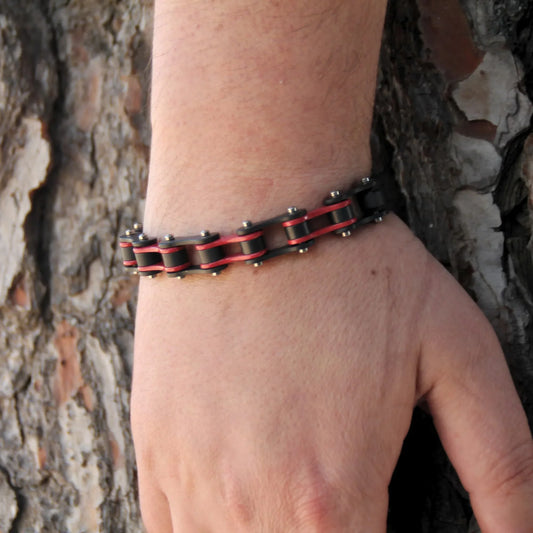 Bijou moto rouge mat fabriqué en acier inoxydable résistant et hypoallergénique