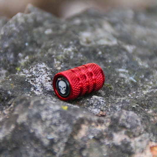 Bouchons de valve moto rouges et crâne. Une idée cadeau motard pas chère !