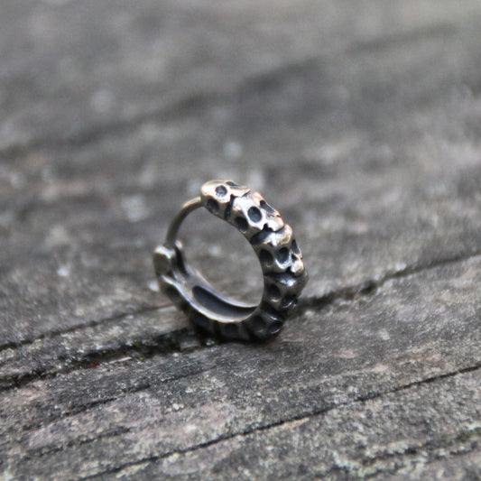 Boucles d'oreilles mini créoles en acier inox crânes. Anneau fermé, idéal pour motardes