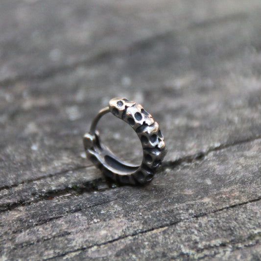 Boucles d'oreilles mini créoles en acier inox crânes. Anneau fermé, idéal pour motardes