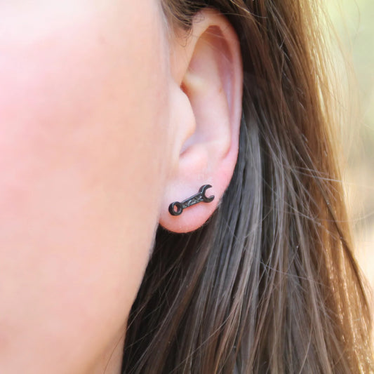 Boucles d'oreilles puces en acier inox en forme de clé mécanique