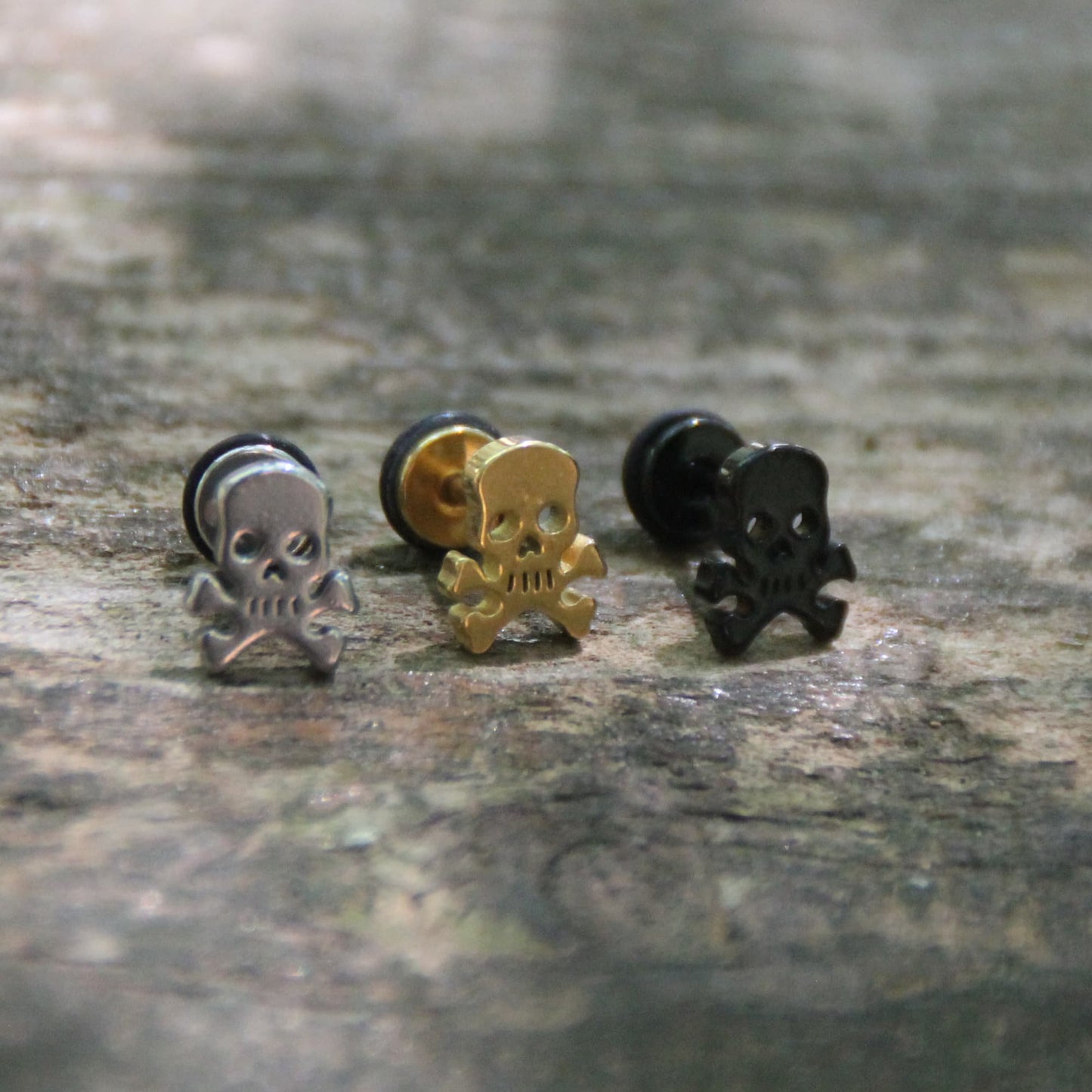 Boucles d'oreilles crane pirate en acier inoxydable avec embout plat et vissé. Parfait pour motard et motarde pour porter avec le casque de moto