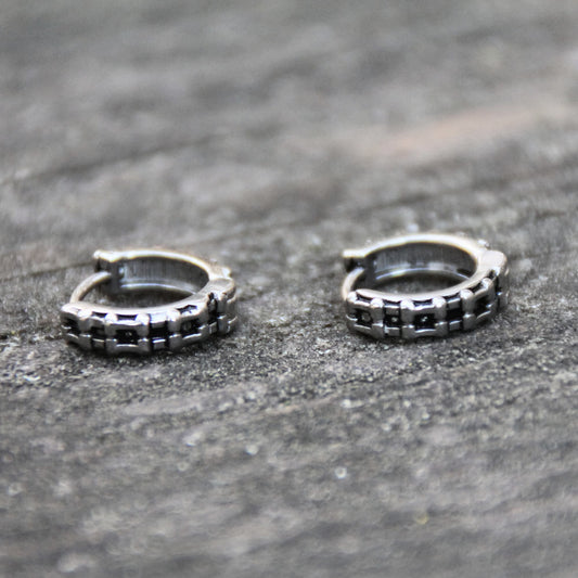 Boucles d'oreilles mini créoles en acier inox en chaine de moto. Anneau completement fermé.
