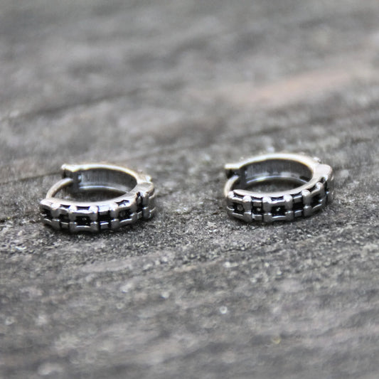 Boucles d'oreilles mini créoles en acier inox en chaine de moto. Anneau completement fermé.