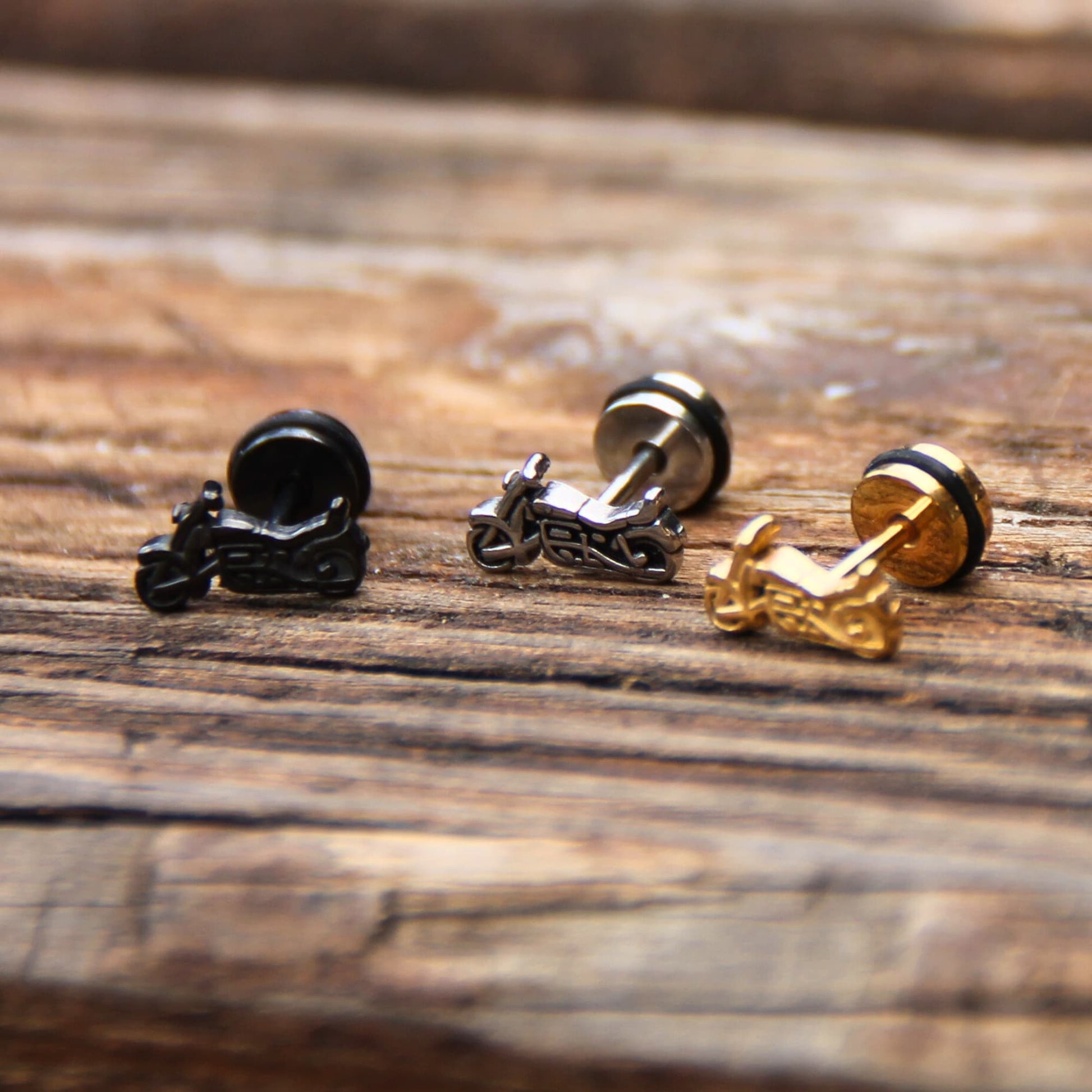 Trio de boucles d'oreilles spéciales casque en acier inoxydable. Symbole moto custom