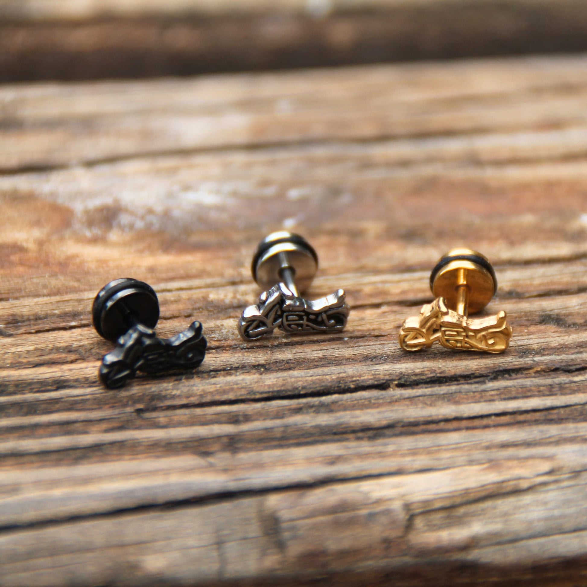 Trio de boucles d'oreilles spéciales casque en acier. Symbole moto custom